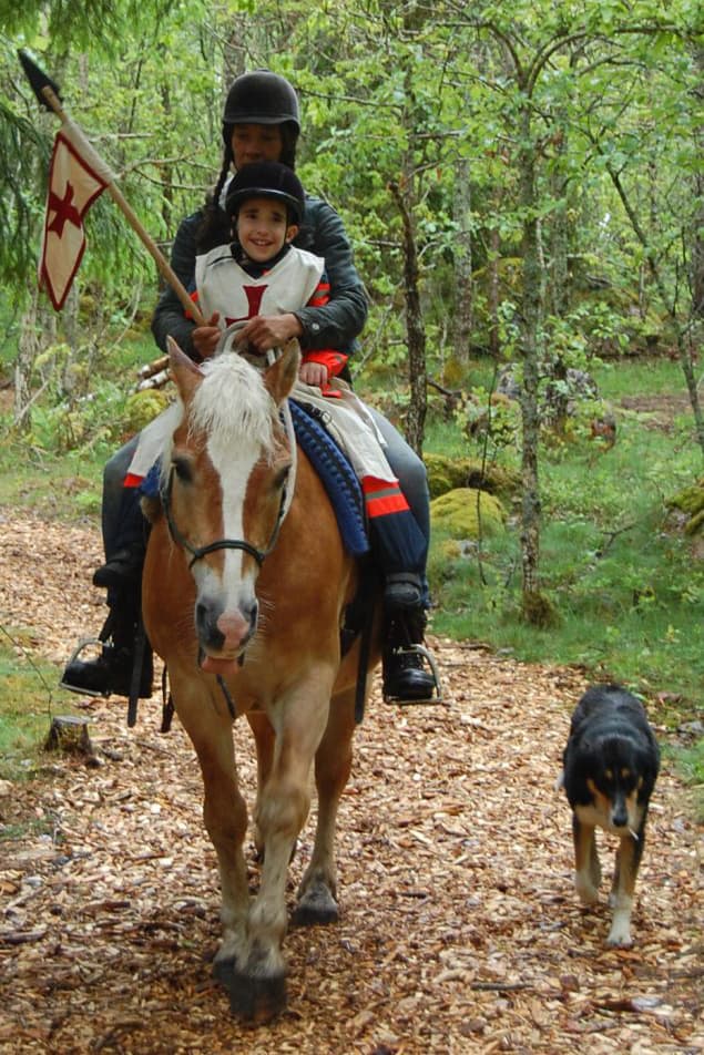 Ridtur i skogen